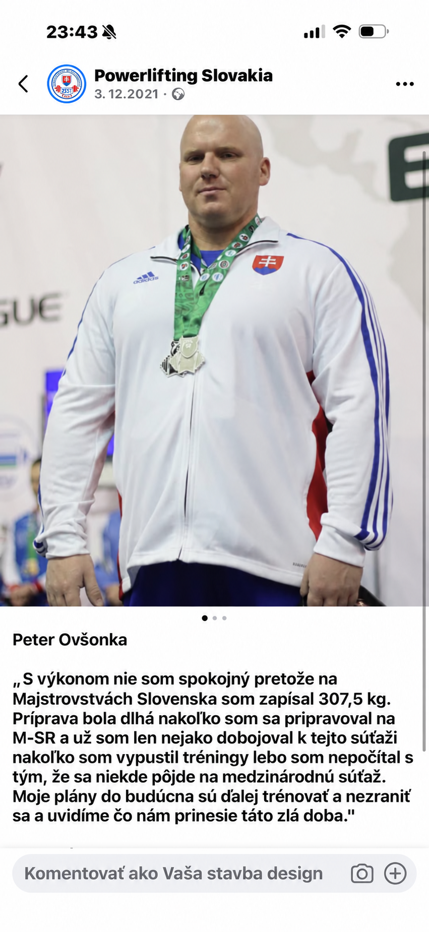 Peter Ovšonka so striebornou medailou v slovenskom reprezentačnom oblečení, jemne upravený úsmev