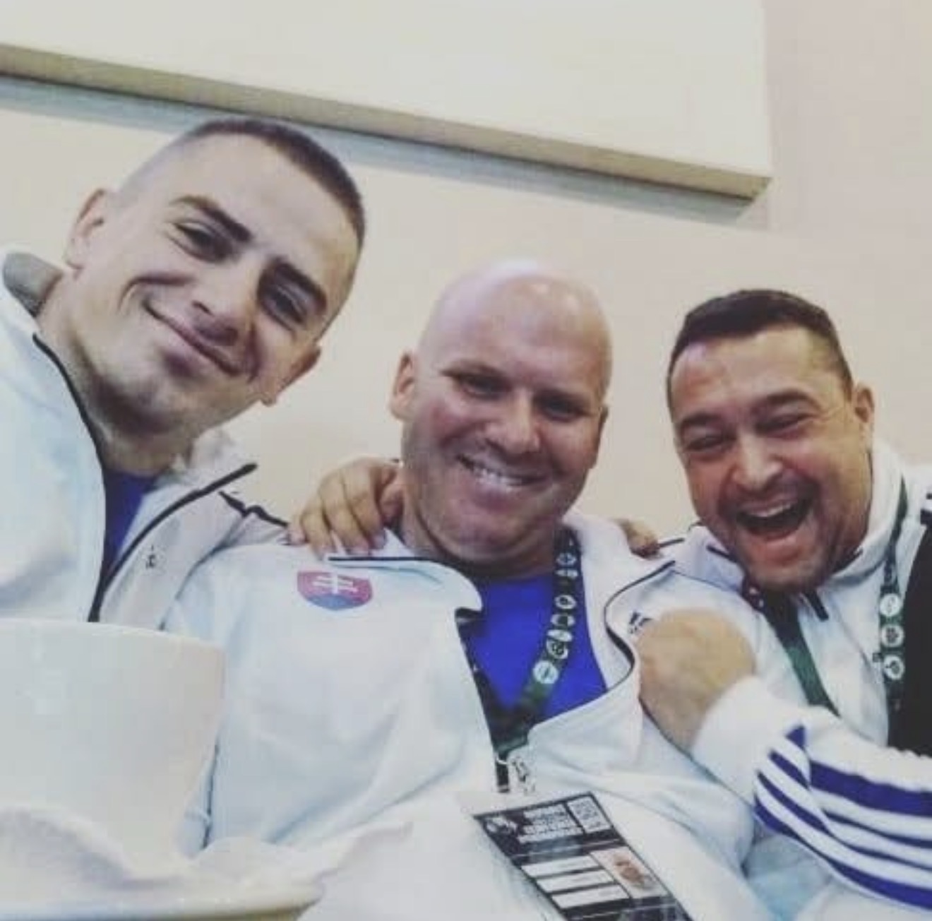 Usmiaty Peter Ovšonka uprostred so športovými kolegami